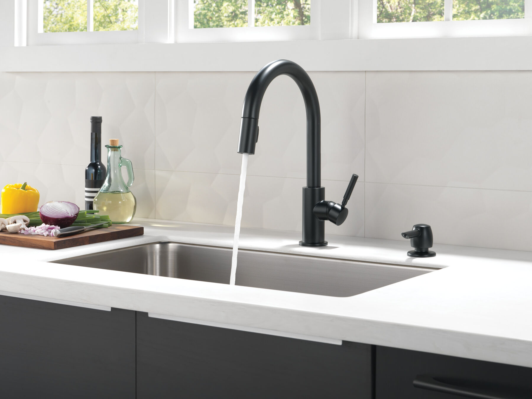 Single Handle Pull-Down Kitchen Faucet with Soap Dispenser (Recertified)
