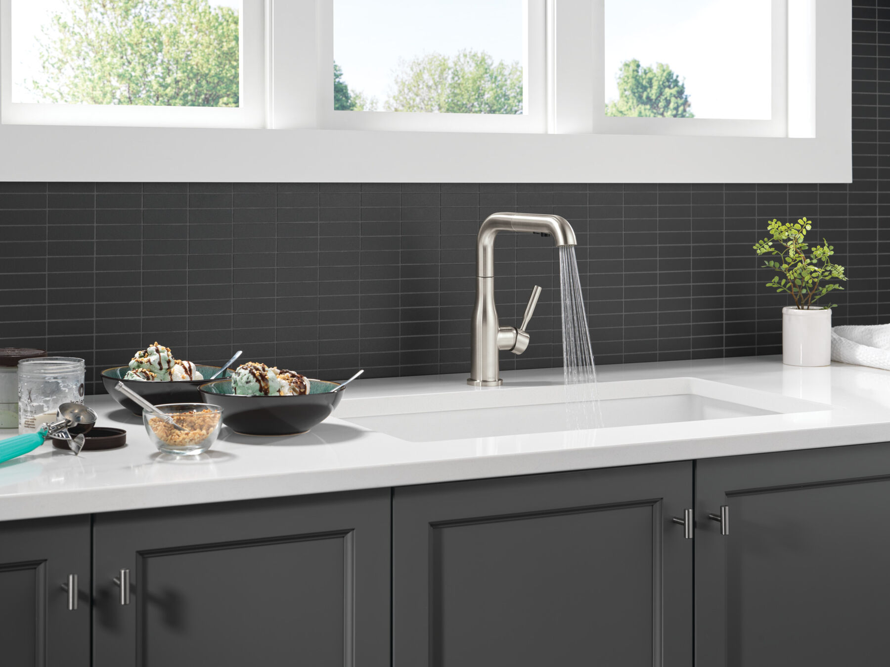 Single Handle Pull-Out Kitchen Faucet
