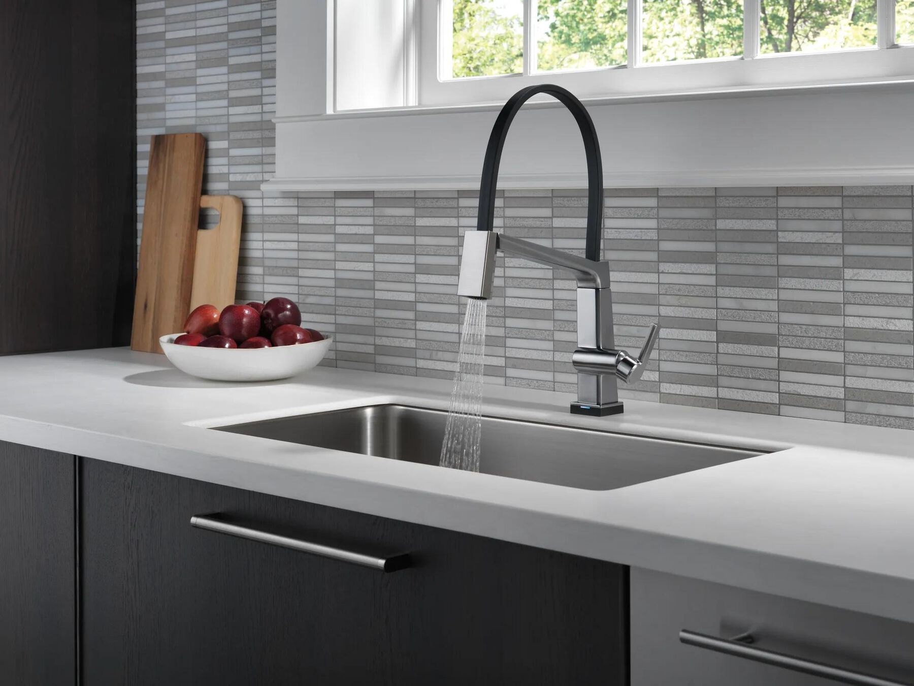 Single Handle Exposed Hose Kitchen Faucet with Touch2O Technology