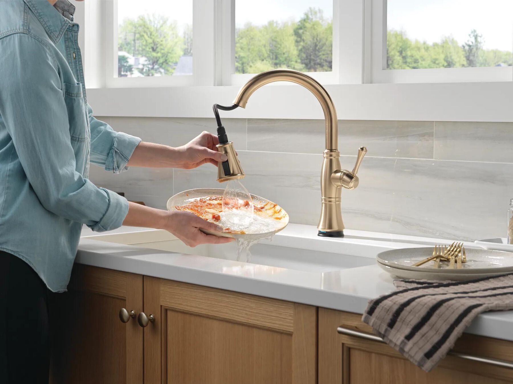 Touch<sub>2</sub>O&reg; Technology Kitchen Faucet with Touchless Technology