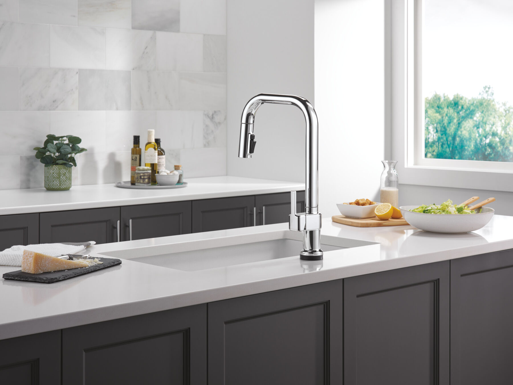 Touch2O&reg; with Touchless Technology Single Handle Pull-Down Kitchen Faucet