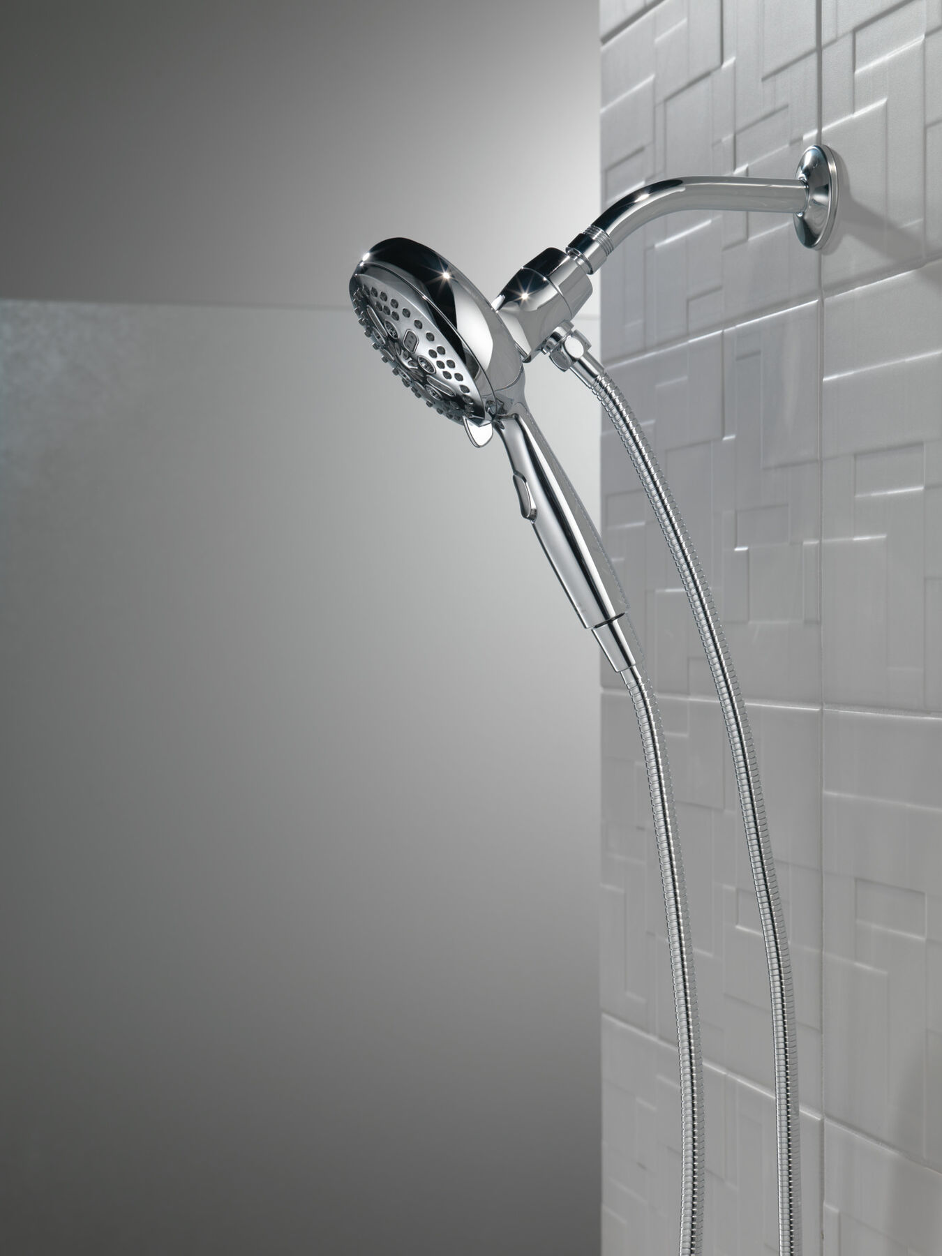 7-Setting SureDock&reg; Magnetic Hand Shower