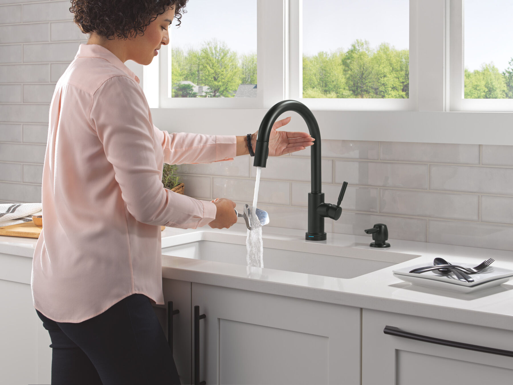 Single Handle Pull-Down Touch<sub>2</sub>O&reg; Technology Kitchen Faucet with Touchless Technology