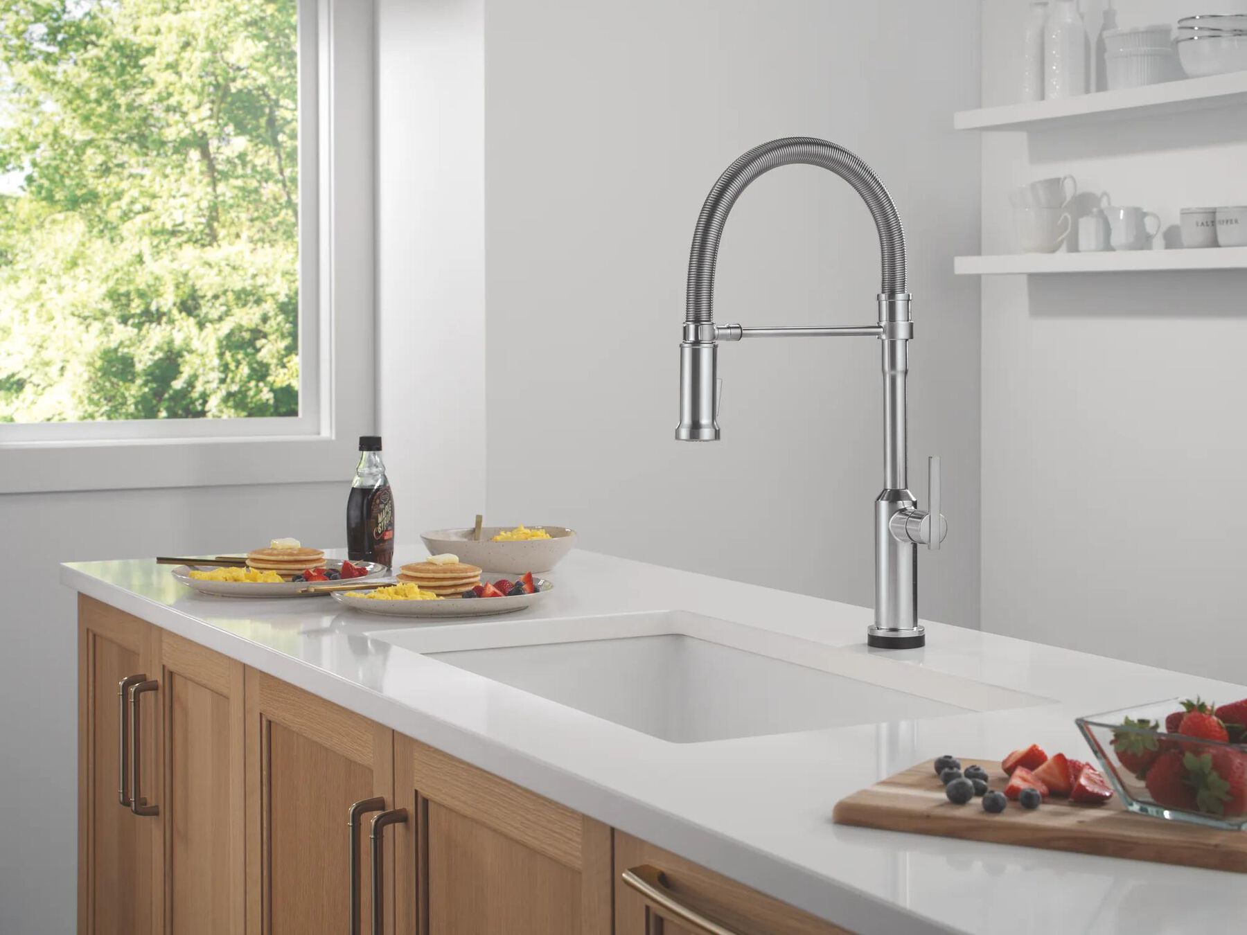 Touch2O&reg; Technology Kitchen Faucet with Touchless Technology