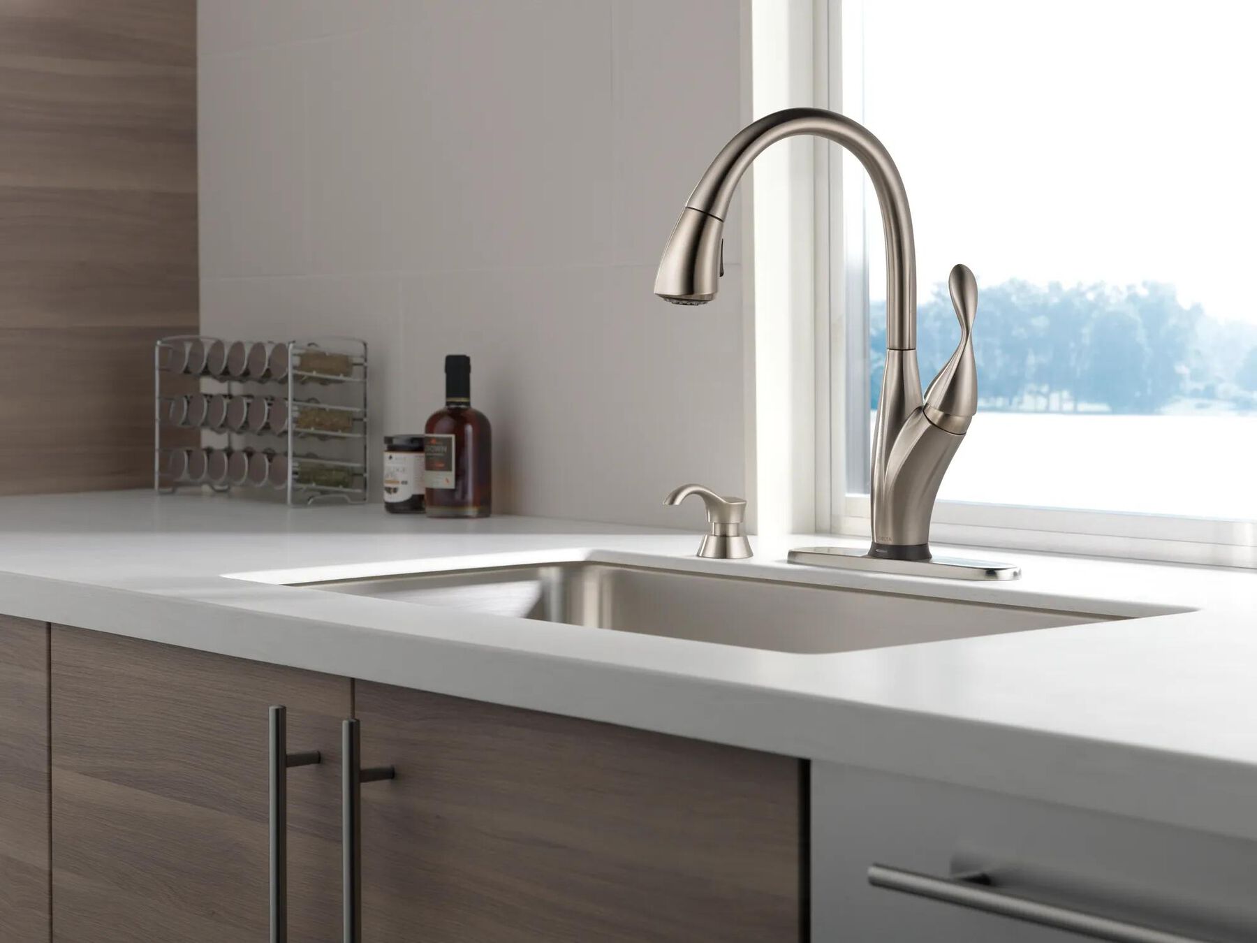 Single Handle Pull-Down Kitchen Faucet with Touch2O Technology and Soap Dispenser