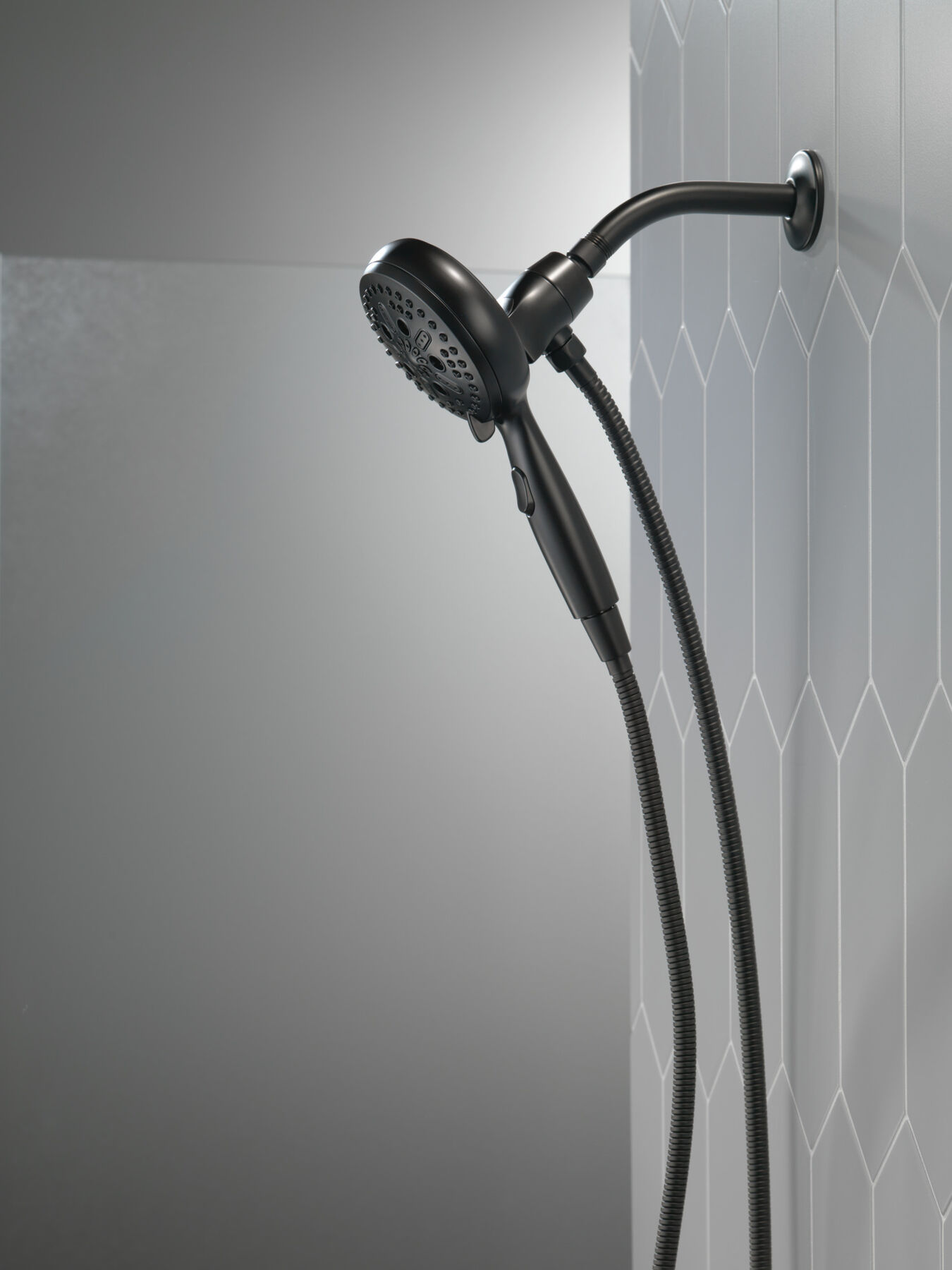 7-Setting SureDock&reg; Magnetic Hand Shower