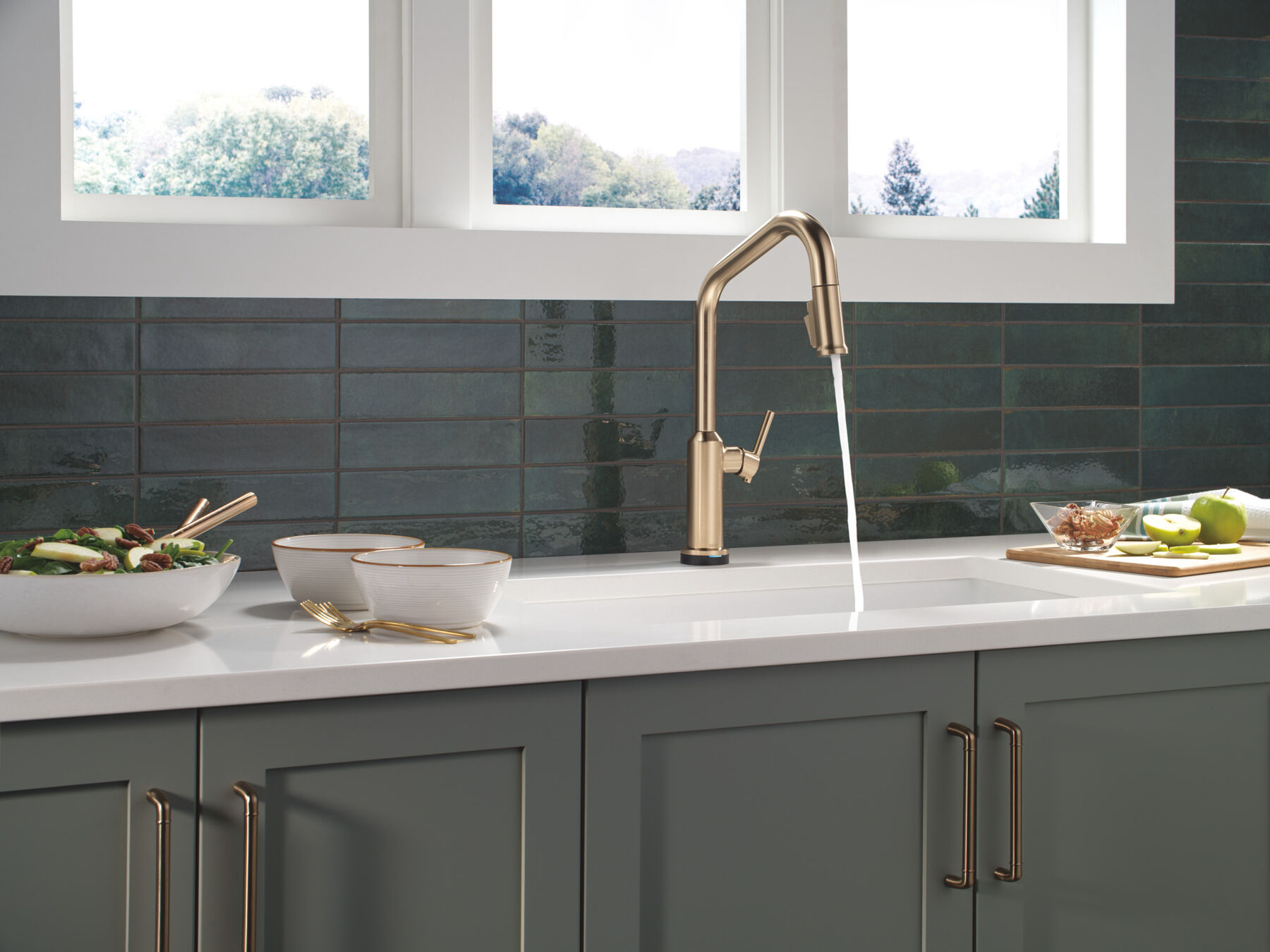 Touch2O&reg; Technology Kitchen Faucet with Touchless Technology