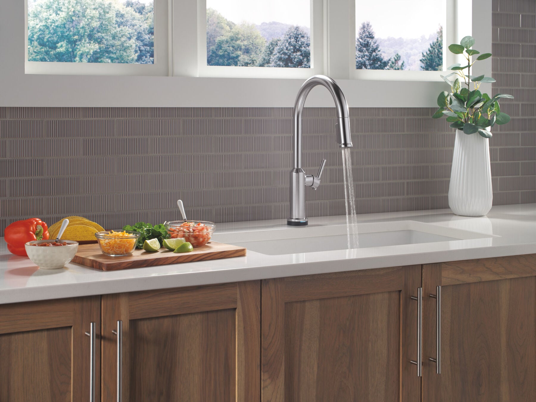 Touch2O&reg; Technology Kitchen Faucet with Touchless Technology