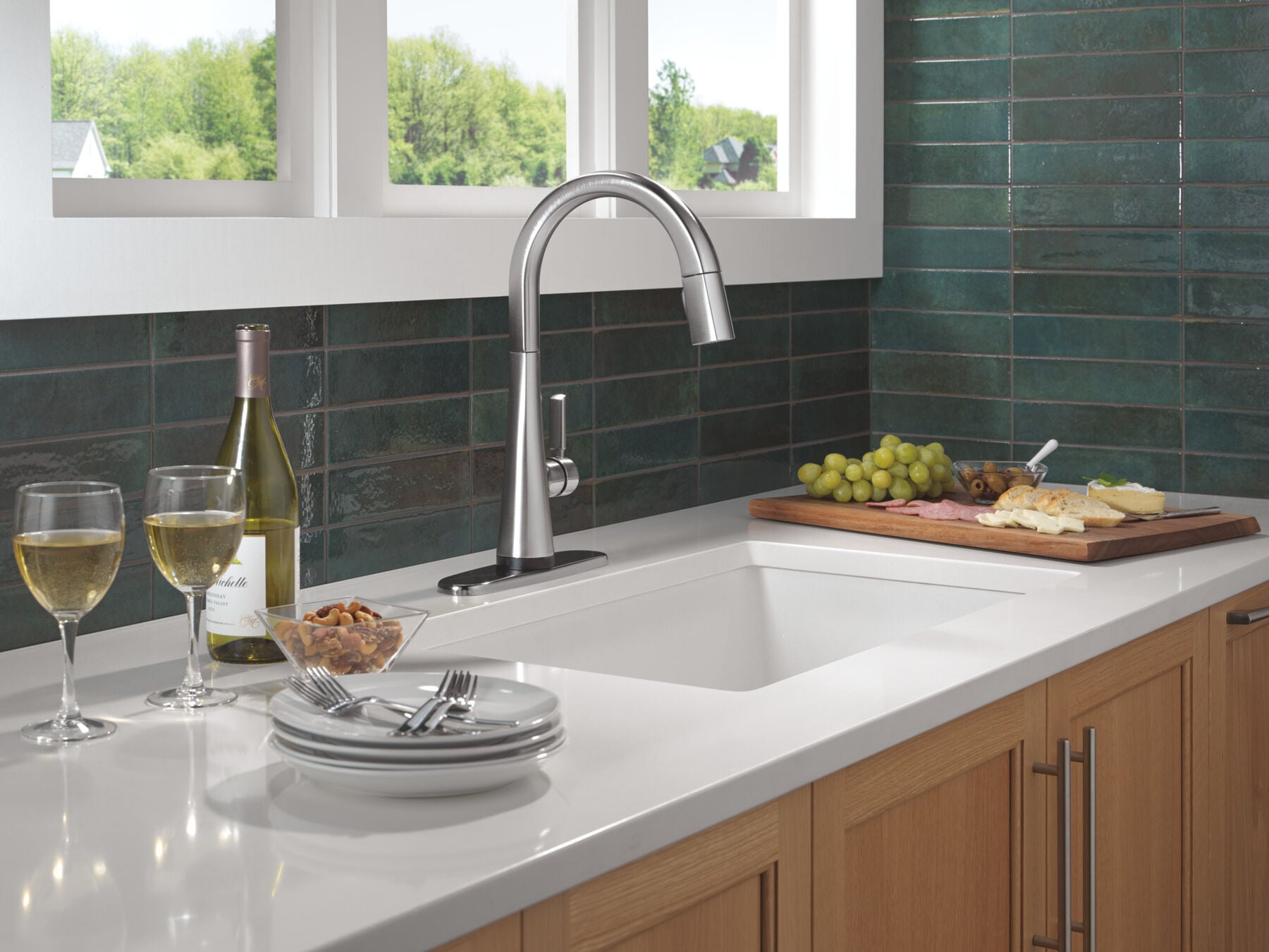 Touch<sub>2</sub>O&reg; Technology Kitchen Faucet with Touchless Technology