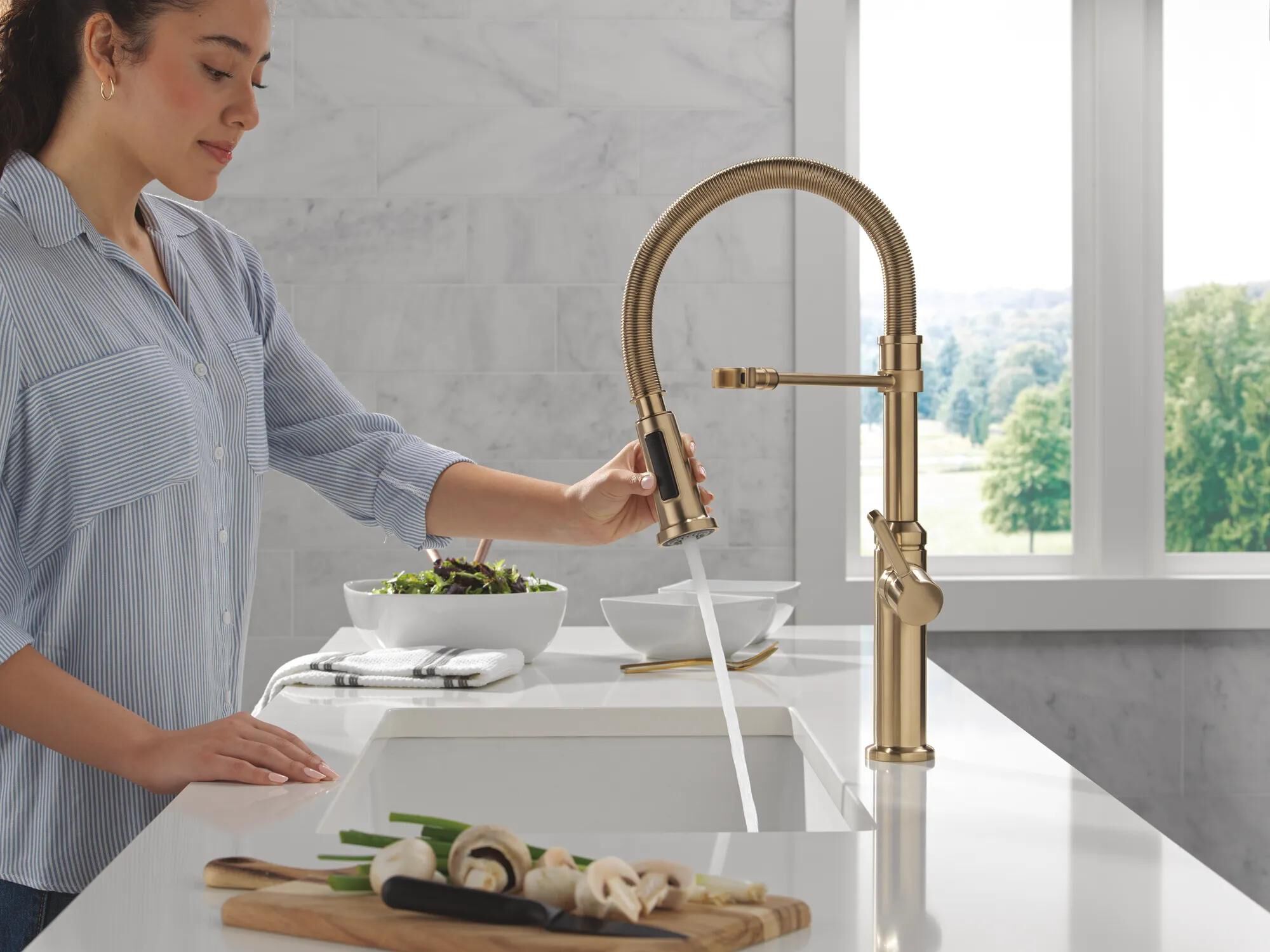 Single Handle Pull-Down Spring Kitchen Faucet (Recertified) in