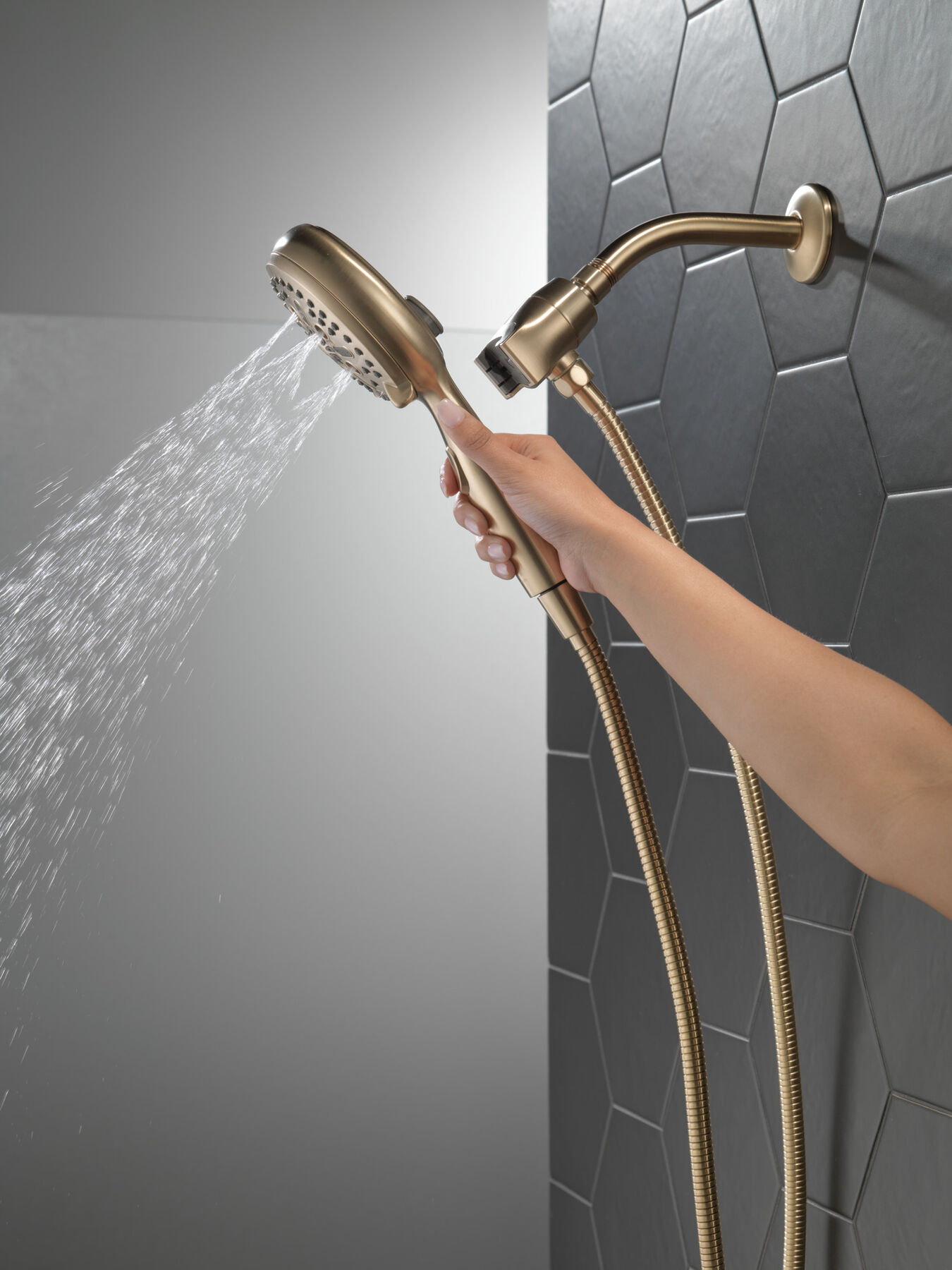 7-Setting SureDock&reg; Magnetic Hand Shower