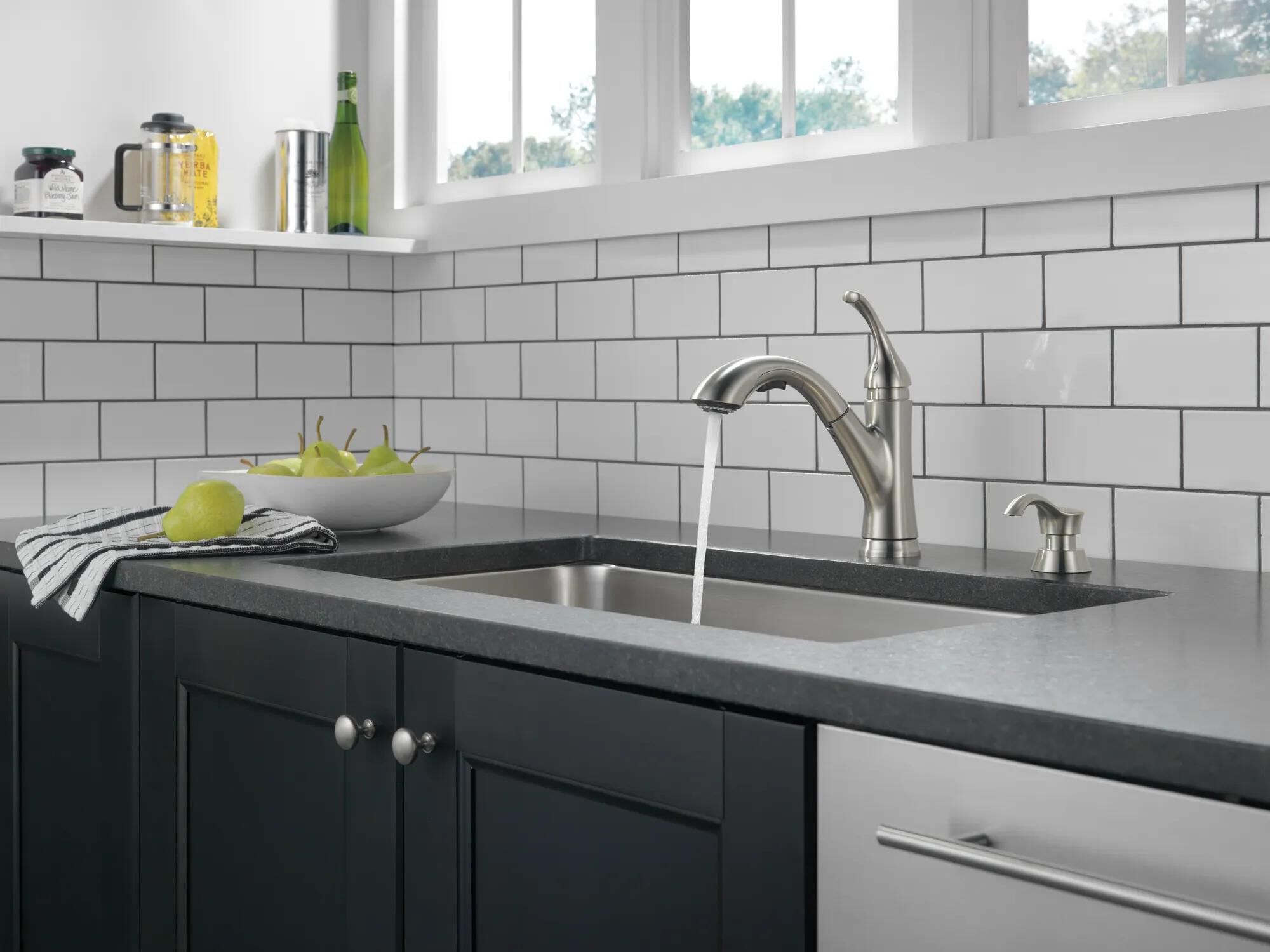 Single Handle Pull-Out Kitchen Faucet (Recertified) in Stainless