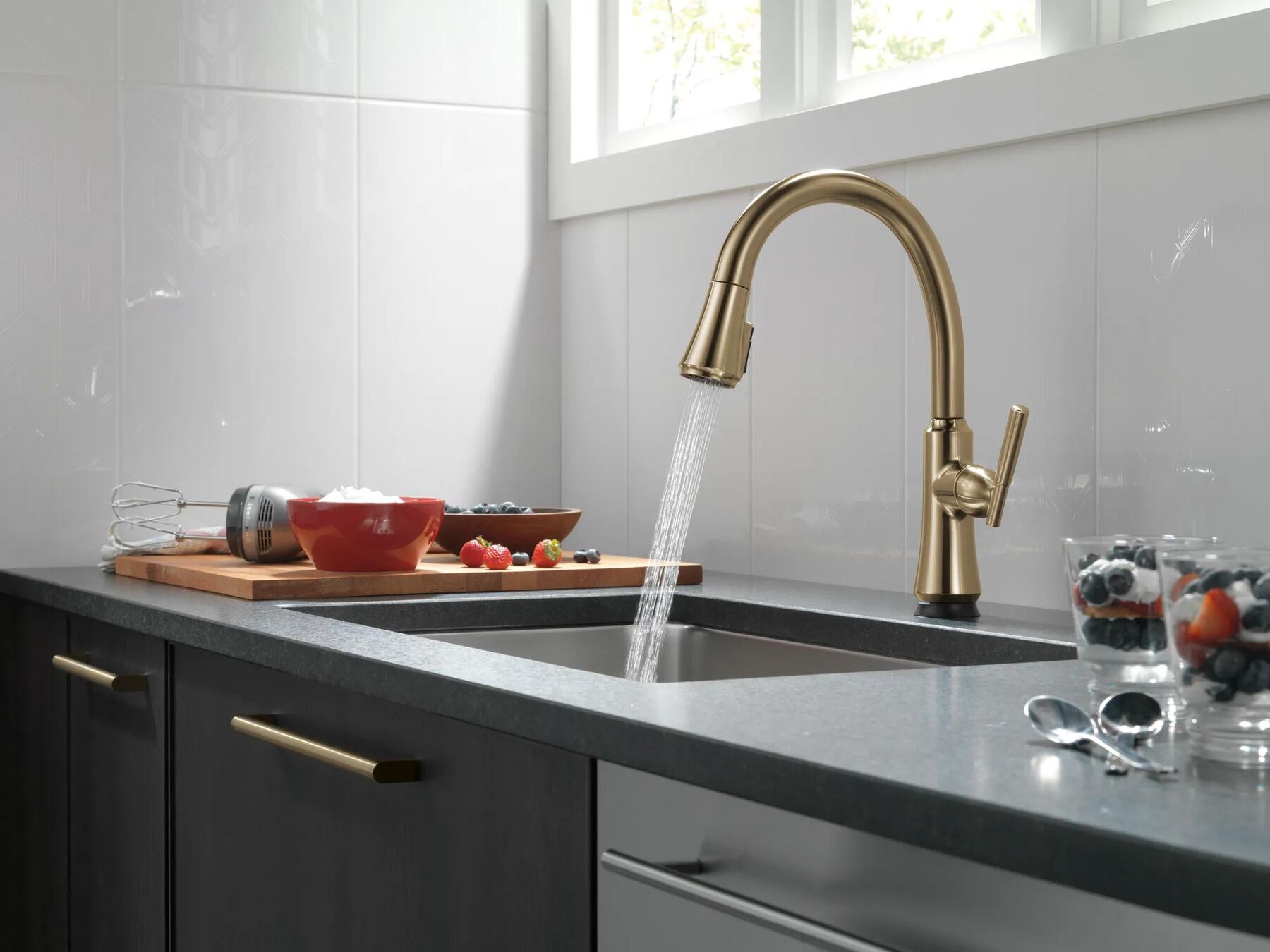 Single Handle Pull-Down Kitchen Faucet with Touch<sub>2</sub>O&reg; Technology Technology