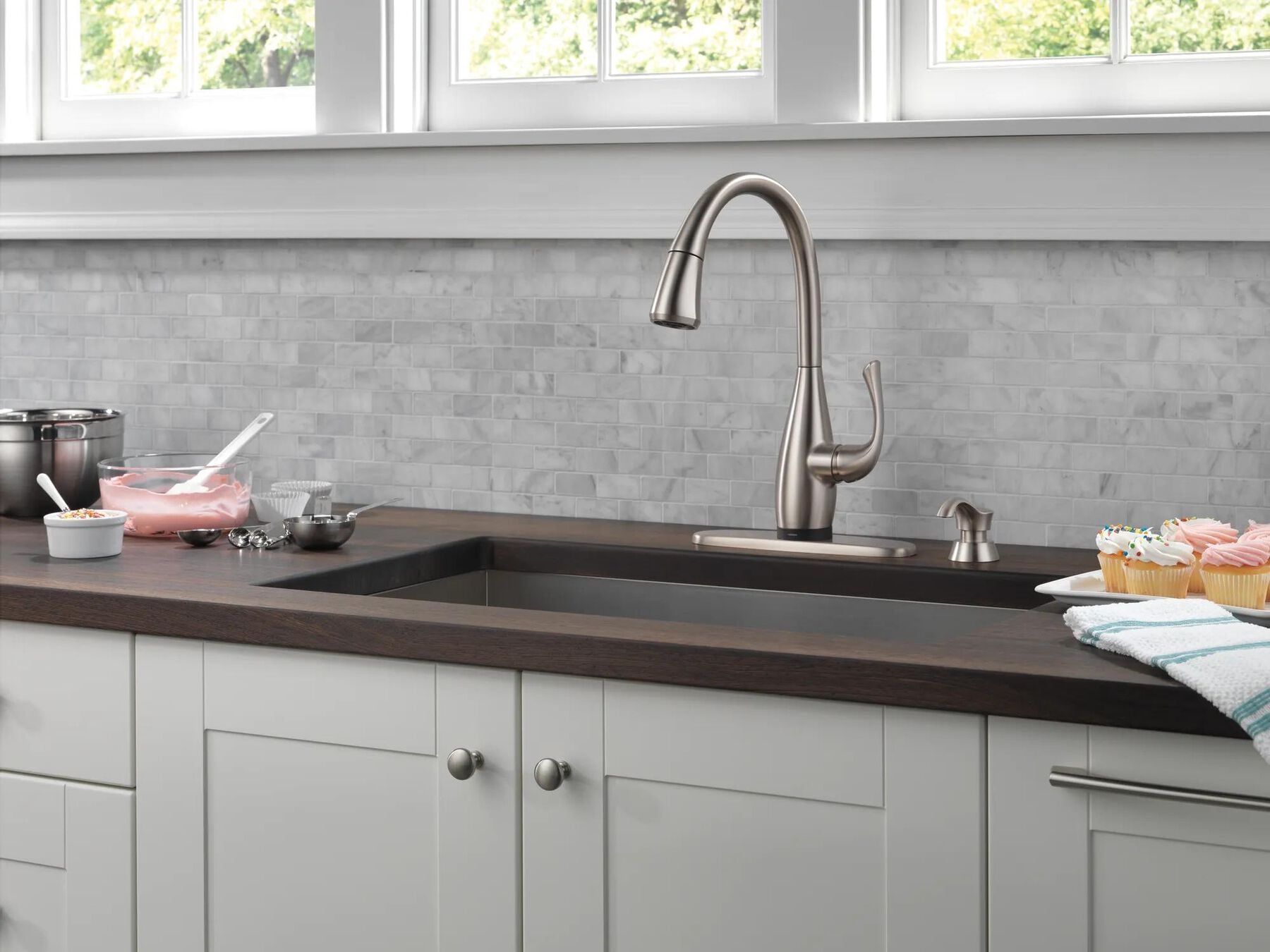 Single Handle Pull-Down Kitchen Faucet with Touch2O&reg; Technology and Soap Dispenser