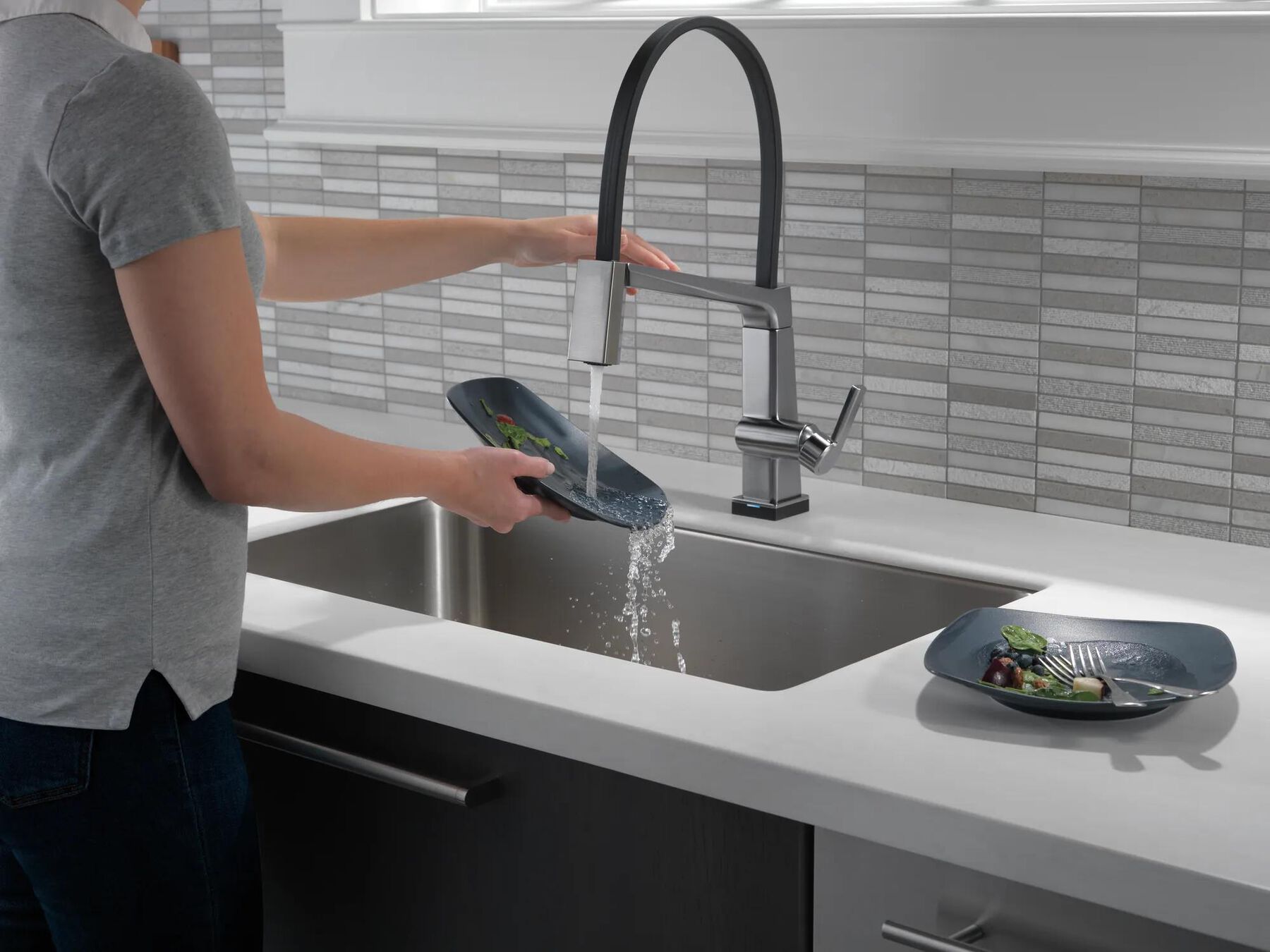 Single Handle Exposed Hose Kitchen Faucet with Touch2O Technology