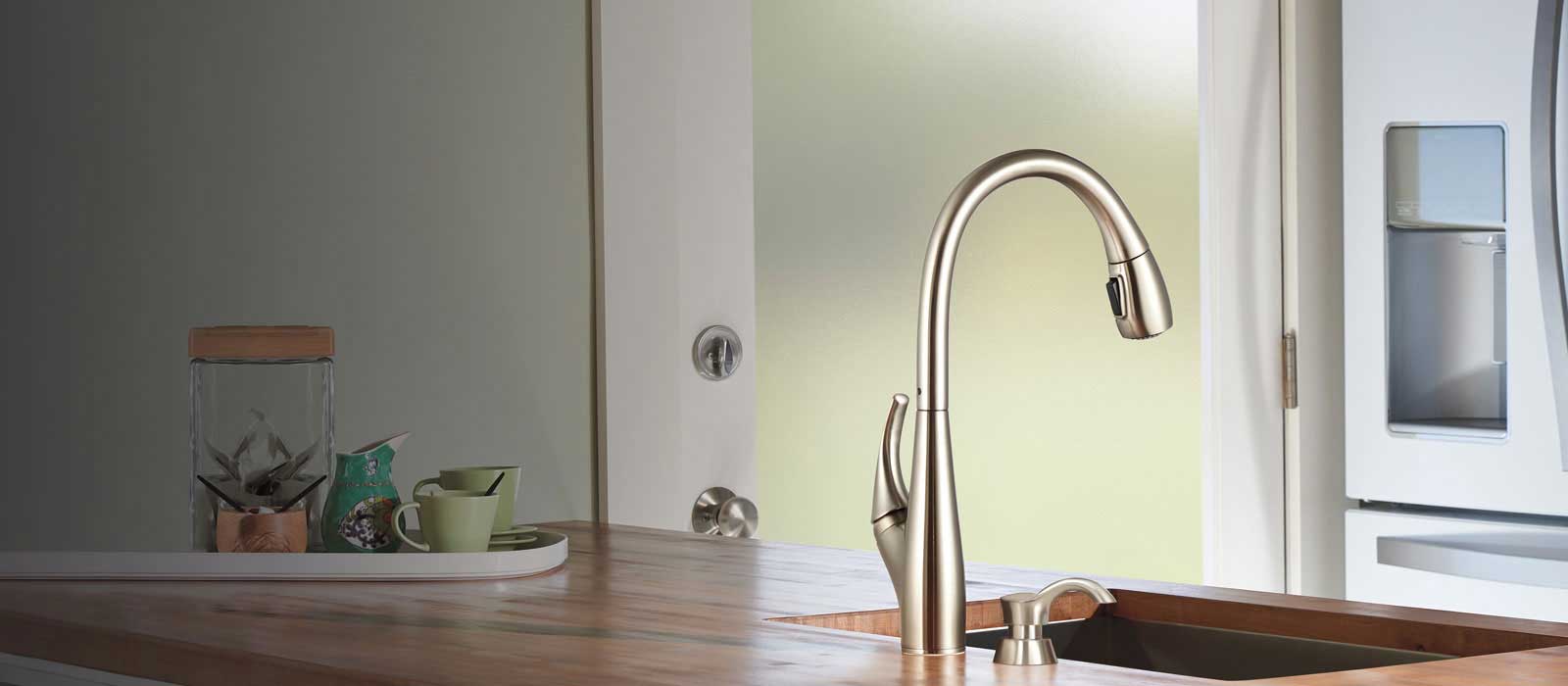 DeLuca™ Kitchen Collection | Delta Faucet
