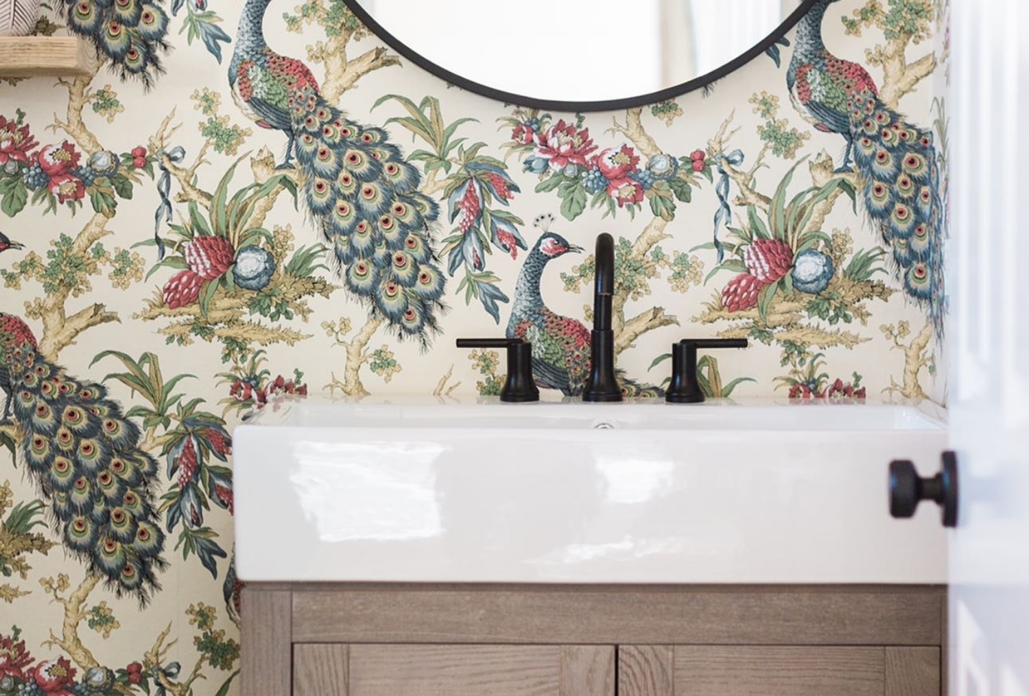 @rebeccarollinsinteriors' wallpapered bathroom