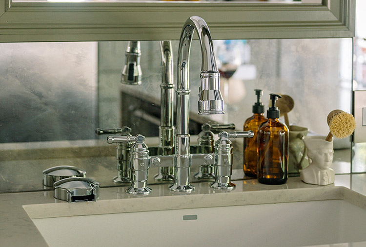 https://www.deltafaucet.com/sites/delta/files/2022-08/Broderick-faucet-and-glass-rinser.jpg