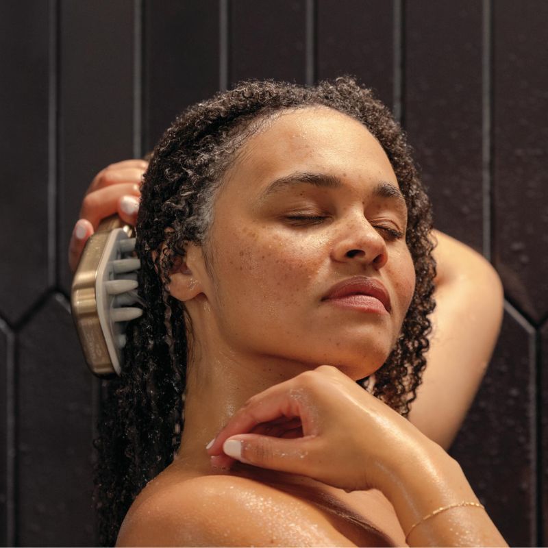 mother washing hair with versacurl